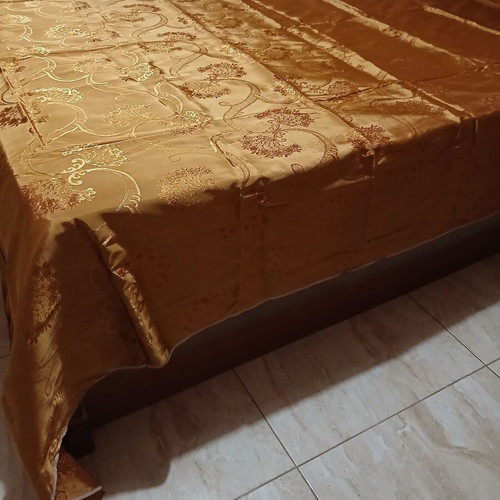 Gold Chenille Quilt new with lace edges 2.55x2.20 m
