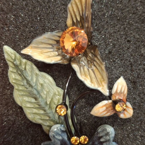 Vintage 90s flower brooch used