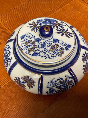 Porcelain fondantière with lid in excellent condition