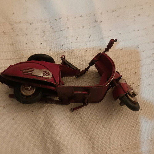 miniature of an old Vespa (370)