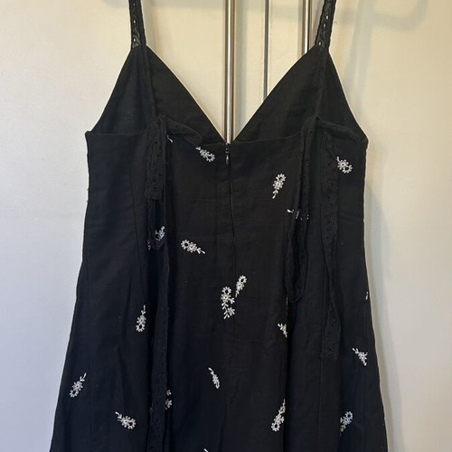 Zara dress new with embroidered flowers black and white