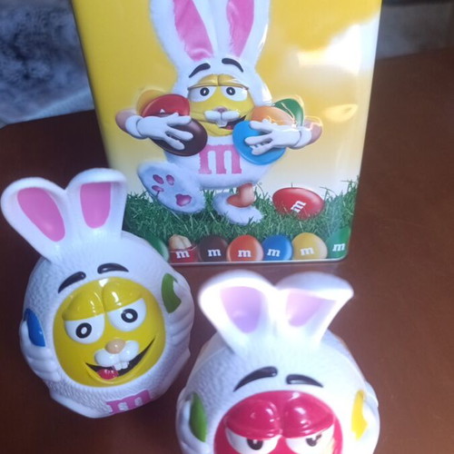 M&Ms Easter set new with metal box and wooden decoration