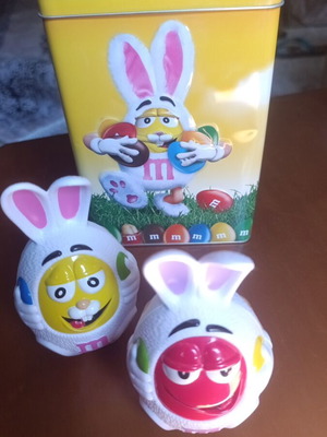 M&Ms Easter set new with metal box and wooden decoration