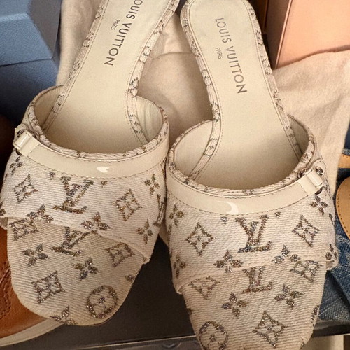 Louis Vuitton sandal pumps like new, size 40, white and grey