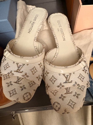 Louis Vuitton sandal pumps like new, size 40, white and grey