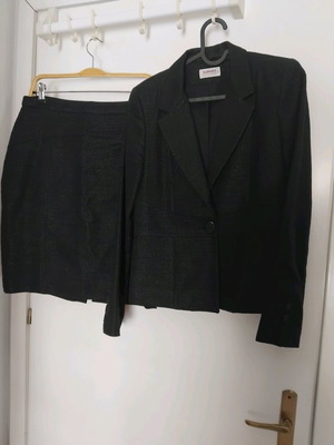 Sarah Lawrence women's black suit size M like new