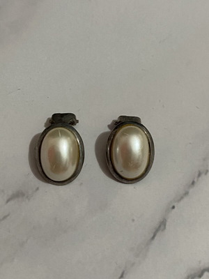 Clip-on earrings with pearl used, white and silver