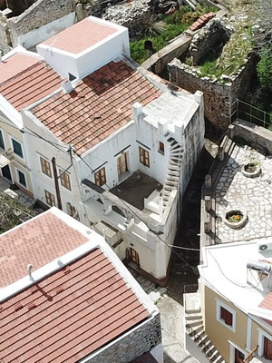 Μονοκατοικία διώροφη στη Σύμη με θέα, αποθήκη και βεράντα