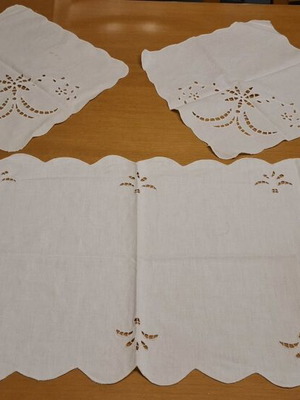Set of 3 white table linens used