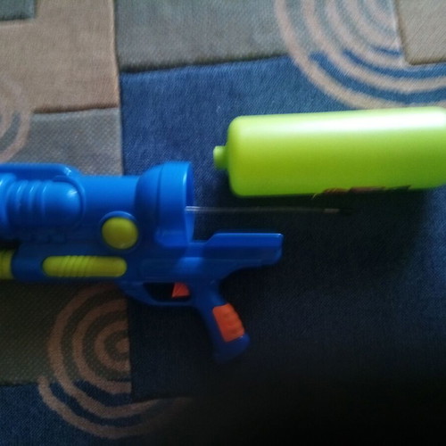 Water Gun large size like new, 55x25 cm, 2.2L tank, 8m range