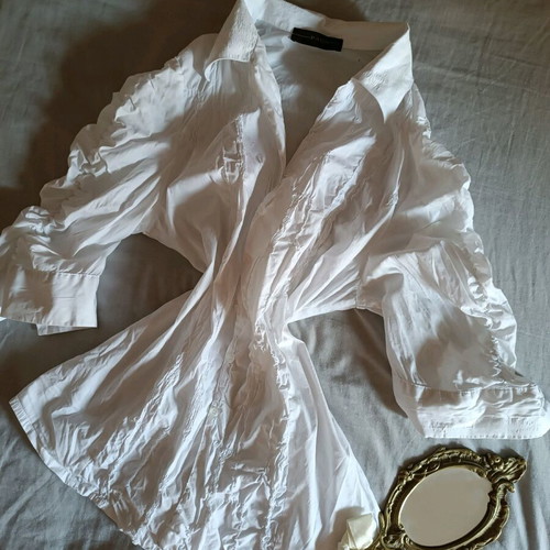 White vintage shirt size S like new with puffed sleeves and patterns