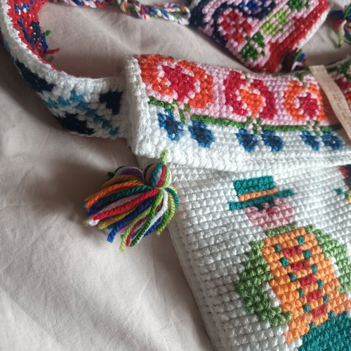 Handmade shoulder bag like new with embroidery and colorful wallet