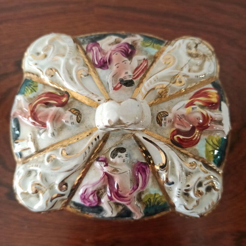 Capodimonte jewelry box used, porcelain with cherubs