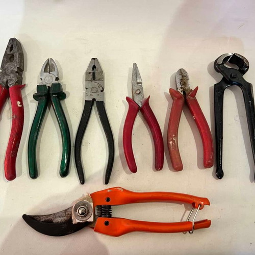Set of 7 various hand tools used
