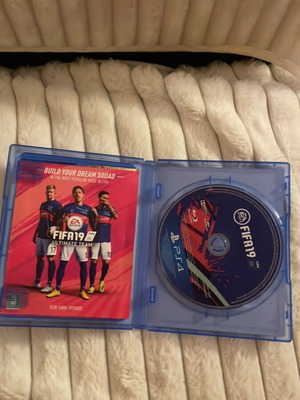 FIFA 19 PS4 lightly used