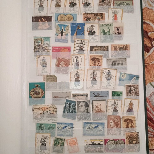 Collectible stamp collection like new, over 250 pieces