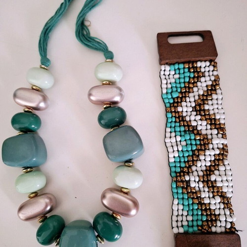 Women's necklace and bracelet like new, green and turquoise