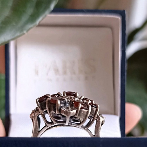 Silver 925 ring with 11 garnets and marcasites like new