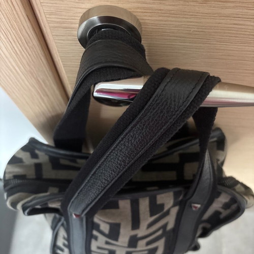 Ames shoulder bag like new, very large capacity, black and gray