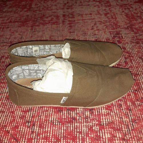 Toms canvas shoes used in excellent condition