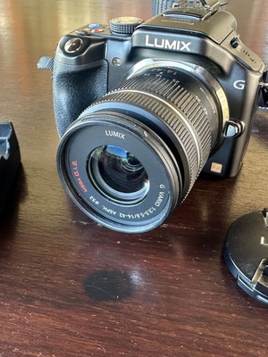 Panasonic Lumix DMC G5 mirrorless DSLR with Lumix Vario 14-42mm lens like new