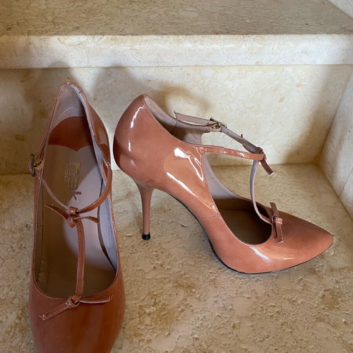 Nak patent leather pumps like new, nude with straps and bows
