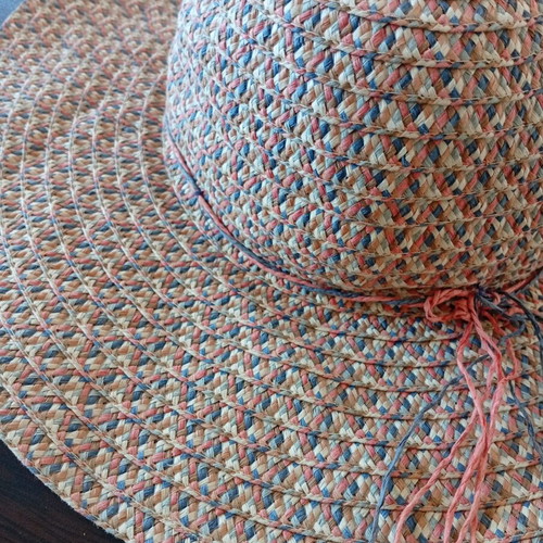 Round beach hat large beige coral like new, diameter 43 cm