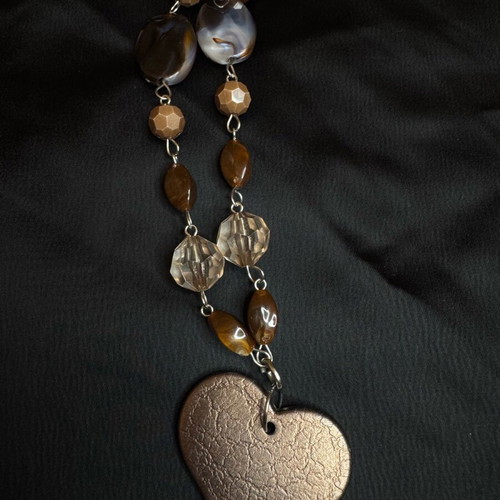 Heart-shaped necklace like new, brown