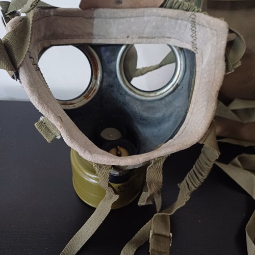 M75 Hungarian Military Gas Mask set like new with filter and case