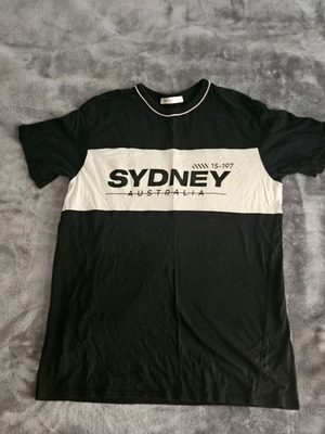 T-shirt in very good condition, size L, black and white