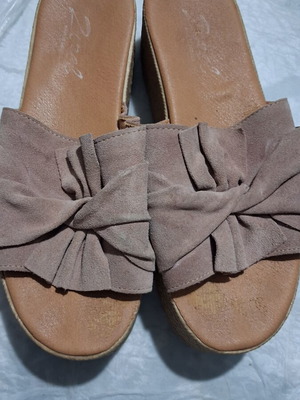 Platform slippers used, nude color, very comfortable