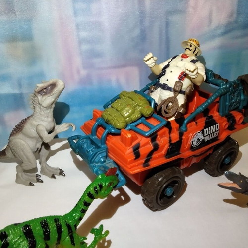 Dino Valley Jeep Chap Mei with Skinny Bones figure and 4 dinosaur figures