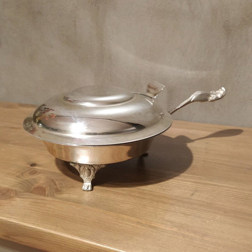 Fondue pot with lid and feet used