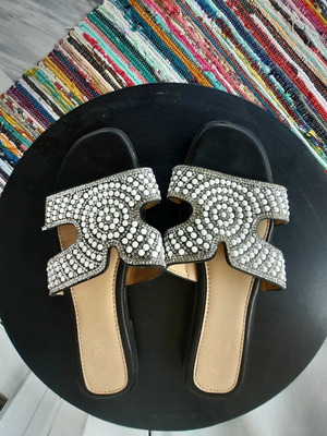 Sandals with pearls size 38 like new, black and white