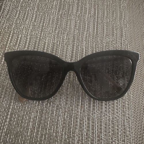 Burberry sunglasses like new with case and cleaning cloth, black and beige