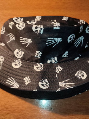 Καπέλο με σχέδιο Skulls σε άριστη κατάσταση