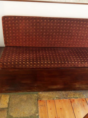 Ξύλινο μπαουλοντίβανο χρηστικό με μαξιλάρια σε άριστη κατάσταση