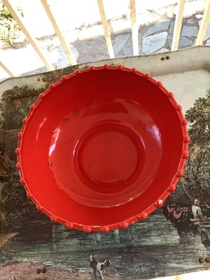 Керамична червена великденска купа употребявана с подарък свещ и медна основа