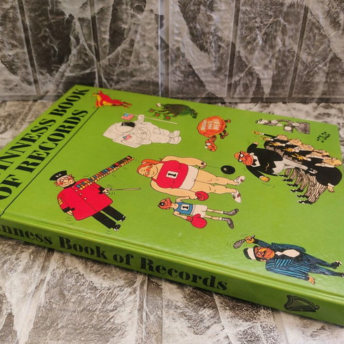 Guinness Book Of Records 1974 like new collectible book