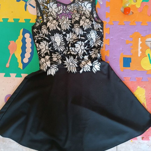 Dress medium size with lace and elasticity like new, black