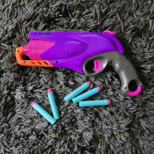 Nerf Rebel Sweet Revenge like new with original 5 darts
