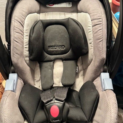 Recaro baby seat like new with isofix system and sunshade
