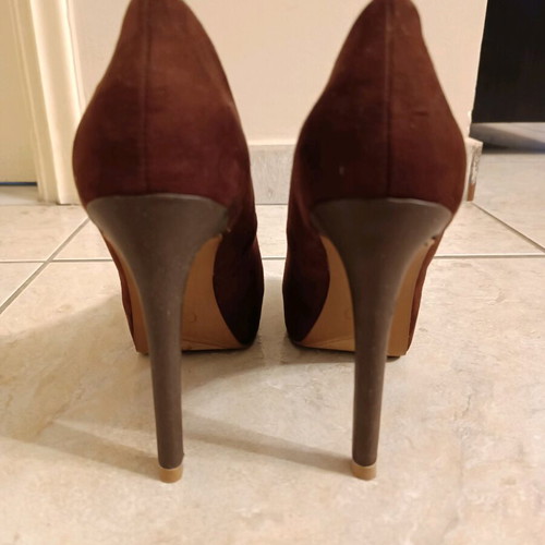 Stradivarius Bordeaux pumps like new with suede fabric and hidden platform
