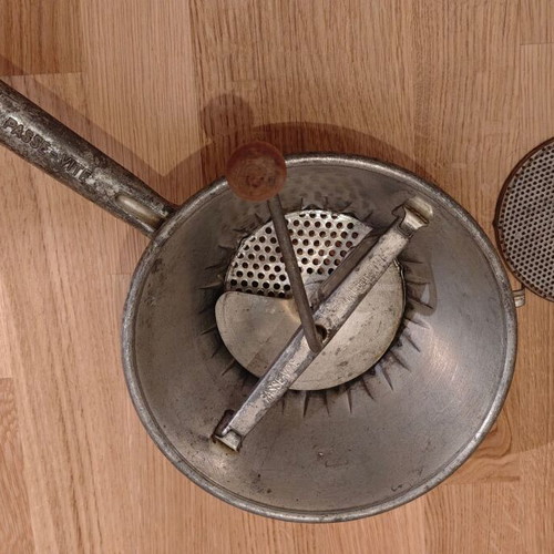 Vintage manual food grinder used Passe-Vite