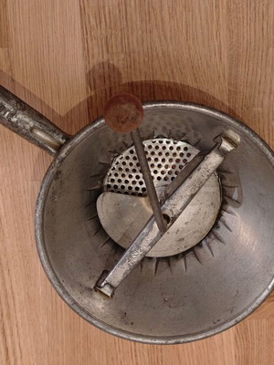 Vintage manual food grinder used Passe-Vite