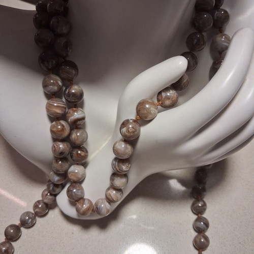 Vintage necklace like new, long with earth tone round beads