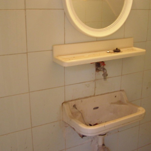 Commercial space 22 sqm renovated, ground floor, Keratsini Tambouria, with wc