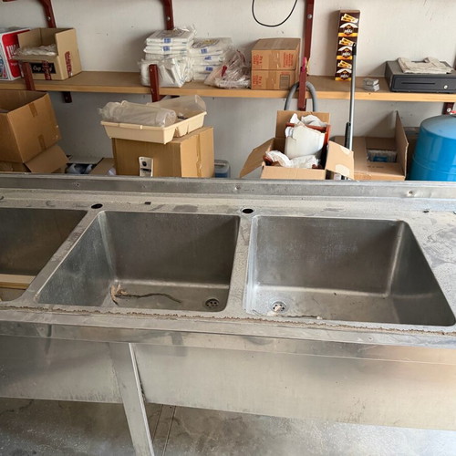 Stainless steel sinks, lantsa, table and baking tray racks used