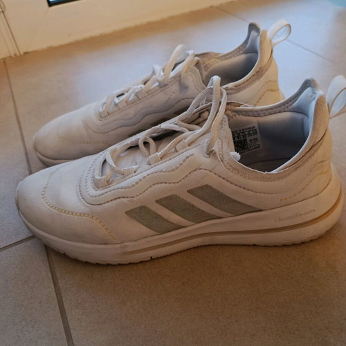 Adidas sports shoe size 40 like new, white with gold details