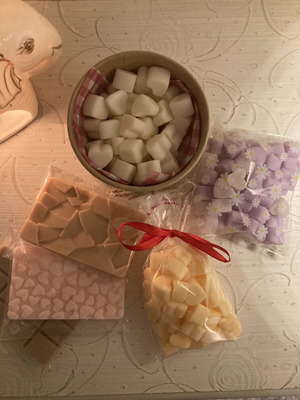 Wax melts pack new with 150 pieces and 3 snap bars, various scents